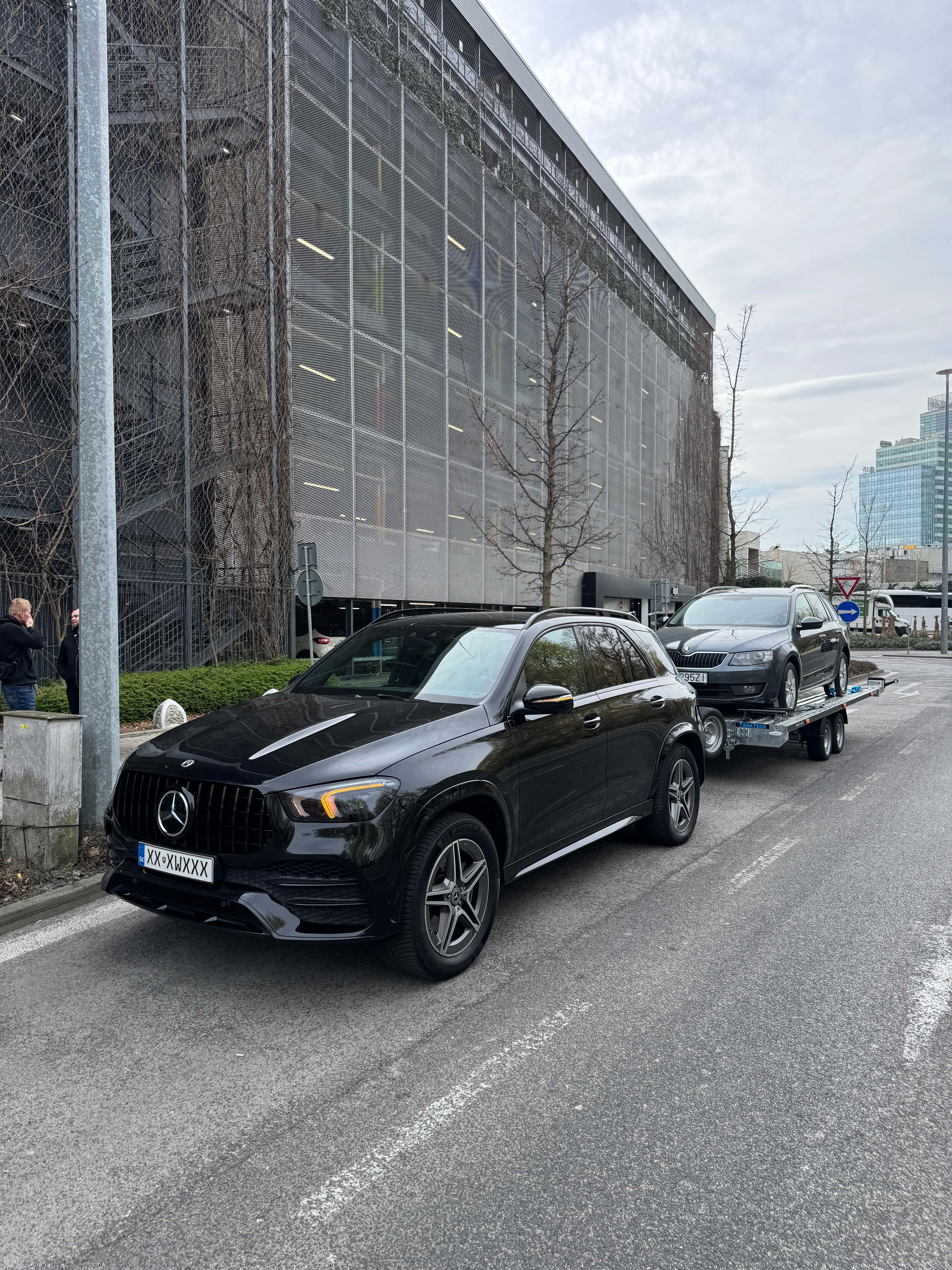 Car and trailer in the evening